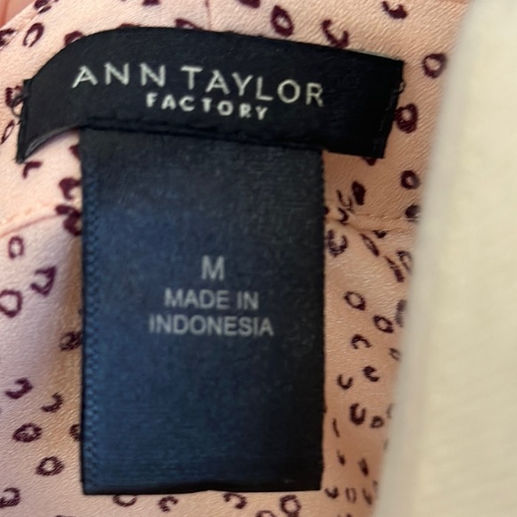 Ann Taylor Beautiful Ladies V Neck Sleeveless Top - Picture 6 of 6